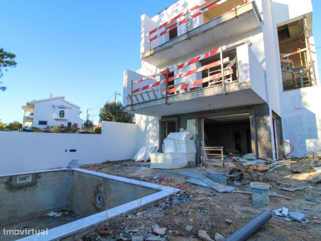 Moradia T4 Geminada com piscina na Sobreda-0