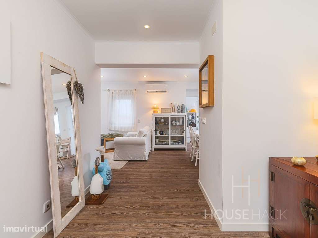 T2 Remodelado no Pragal com vista rio e duas varandas-19