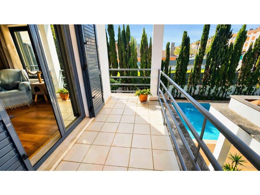 Moradia T4 isolada com piscina privada, jardim, garagem e 595 m² de...-29