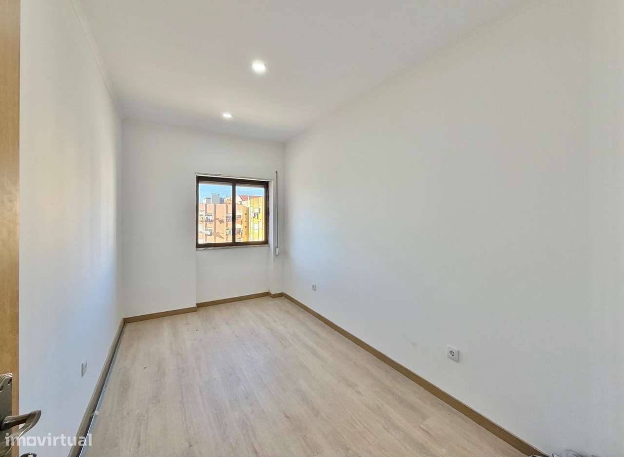 T2 - Renovado / Varanda - Alto do Seixalinho - Grande imagem: 5/10