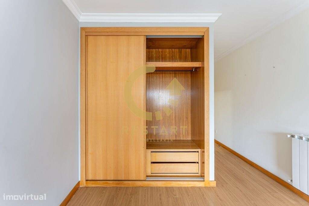 Apartamento T3 com excelente exposição solar, box fechada e junto ao m-37