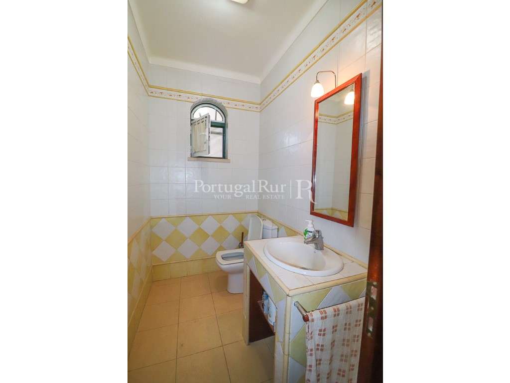 Elegante Moradia T4 com Jardim e Anexos em Alpiarça-10