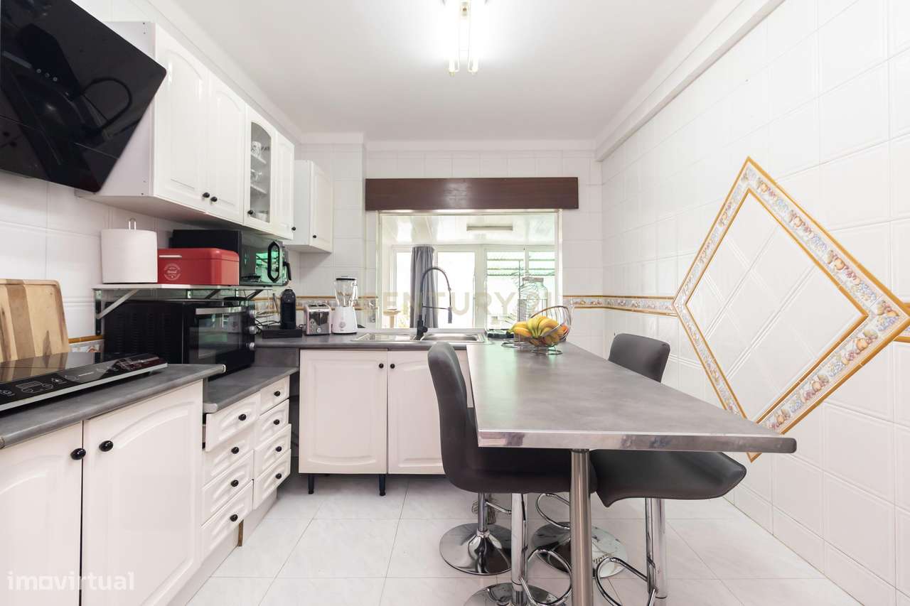 Apartamento T2 totalmente remodelado, localizado no Pinhal Novo,-18