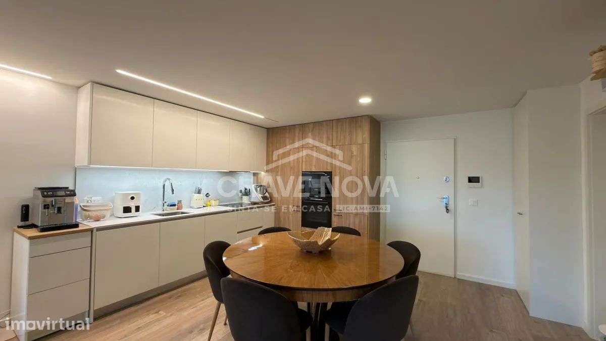Apartamento T1+1 Como Novo c/ Lugar de Garagem em Santa Marinha (VL8)-6