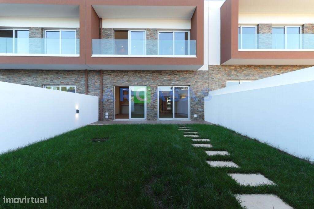 Moradia V3 com jardins e estacionamento na Trofa-27