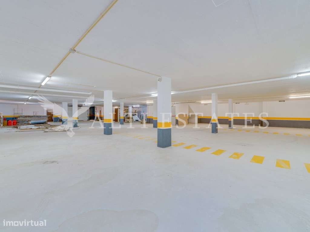 Espaço de 625m² com Capacidade para 21 Carros e Casa de Banho Priva...-3