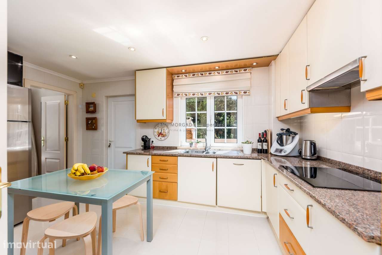 Moradia T4+1 Geminada na Quinta da Beloura — Luminosidade, Conforto e-14