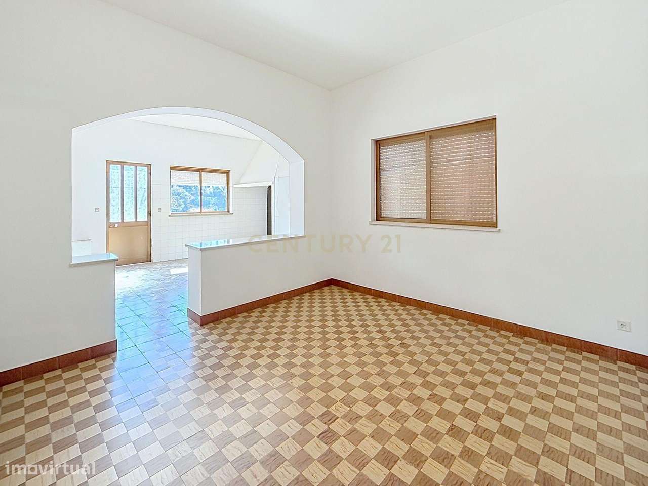 Moradia Espaçosa com 5 Quartos, Garagem Dupla e Vistas Deslumbrantes s-19