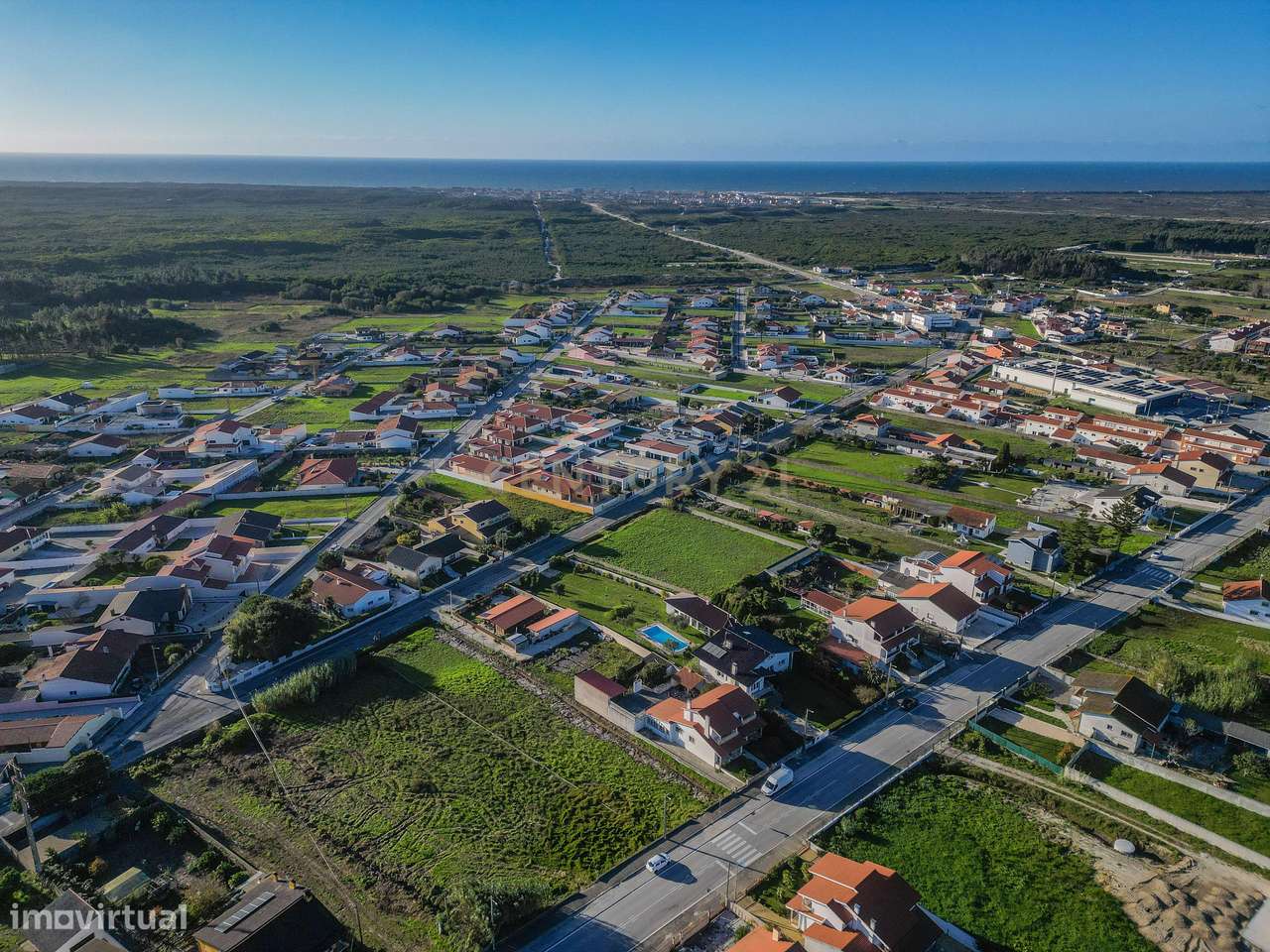 Moradia com piscina, terreno e anexos em Vieira de Leiria e a 2km da p-14