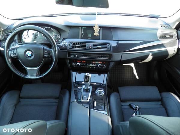 BMW Seria 5 525d xDrive - 22