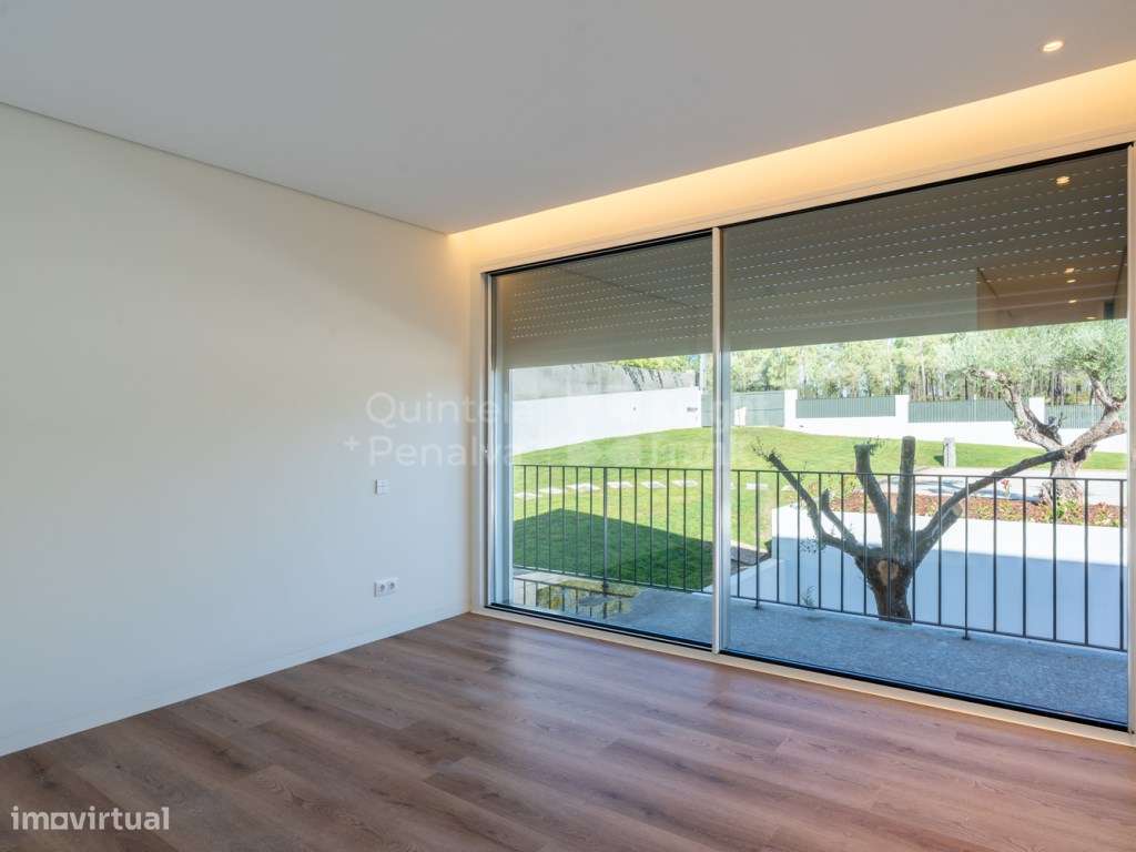 Moradia T7 com jardim e piscina na Verdizela-26