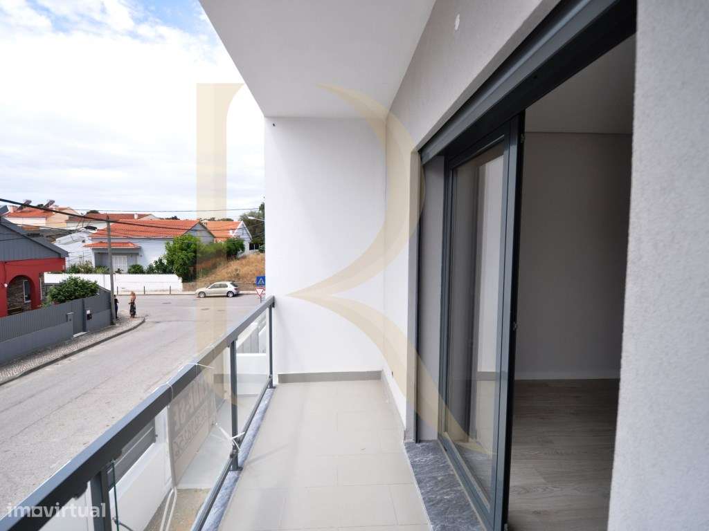 Moradia geminada nova T3 com garagem e terraço na Quinta do Conde-20