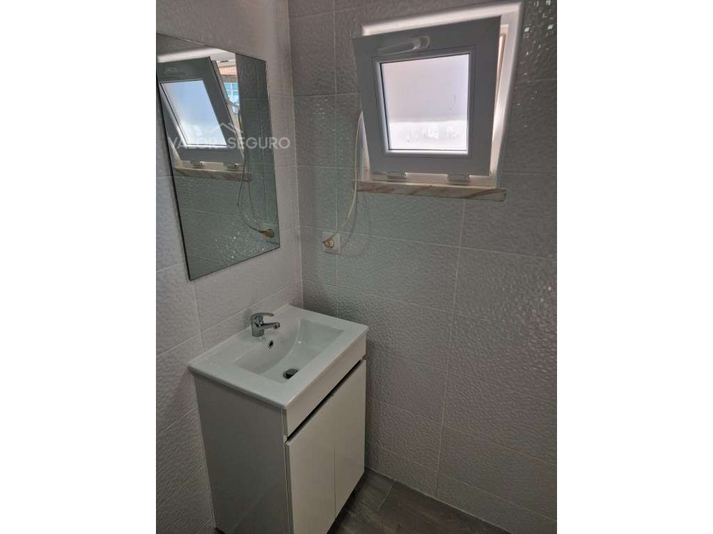 Moradia com 8 casas independentes em Sobralinho-17