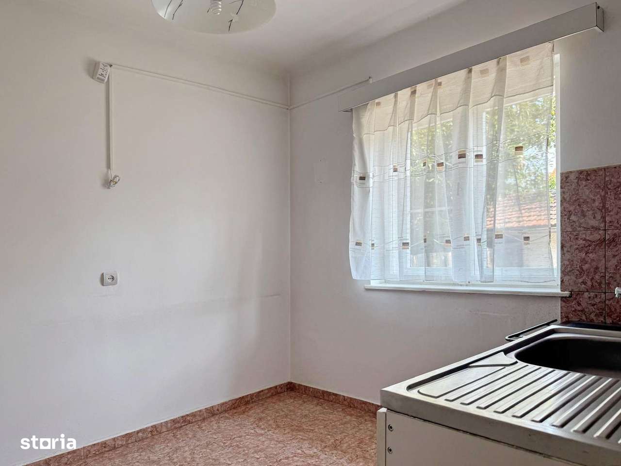 CASA CU POTENTIAL IN CARTIERUL FLORILOR - Imagine principală: 5/15