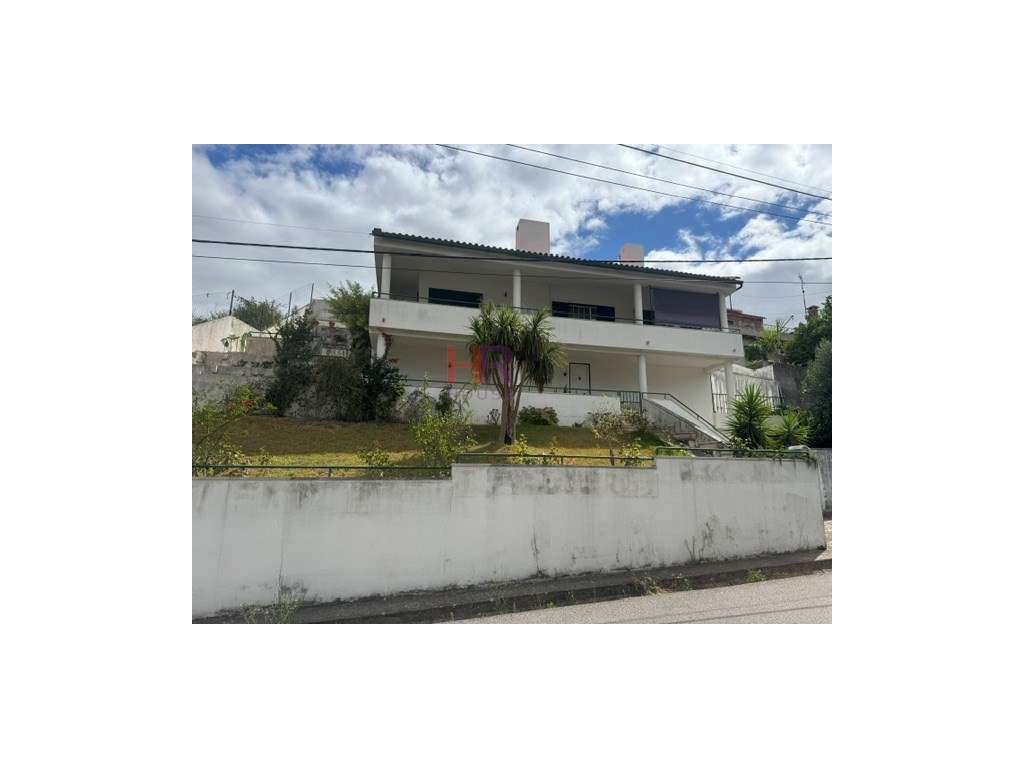 Vende-se Moradia Isolada M4+1 com garagem e jardim.-48
