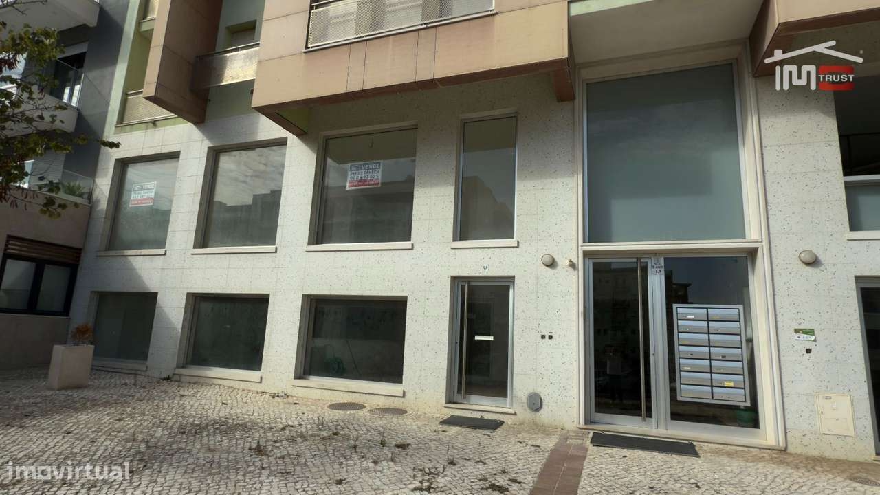 Loja 160m2 Camarate - Espaço Disponível a todas as Actividades Come...-31
