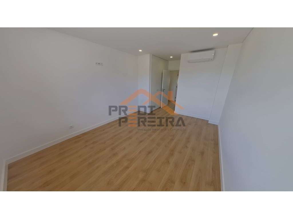 Apartamento T3, localizado em Santo António dos Cavaleiros.-7