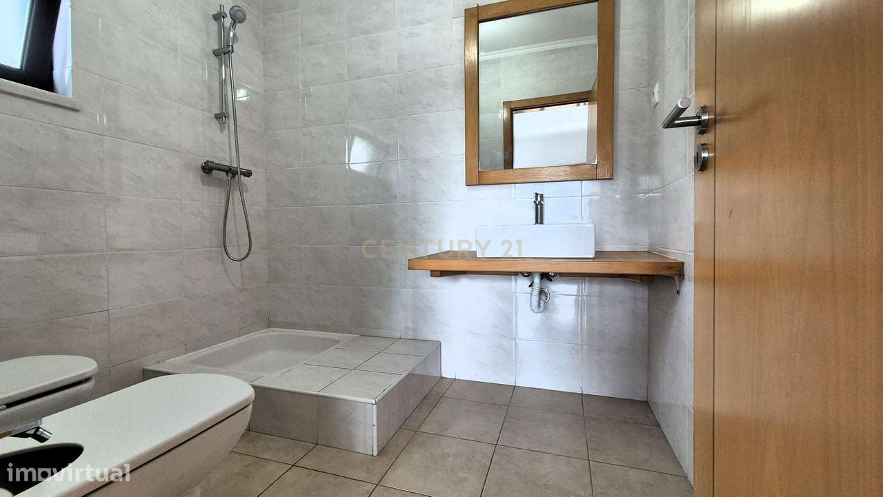 Moradia Isolada T5 de Arquitetura Moderna com Garagem – Quinta da Alem-13