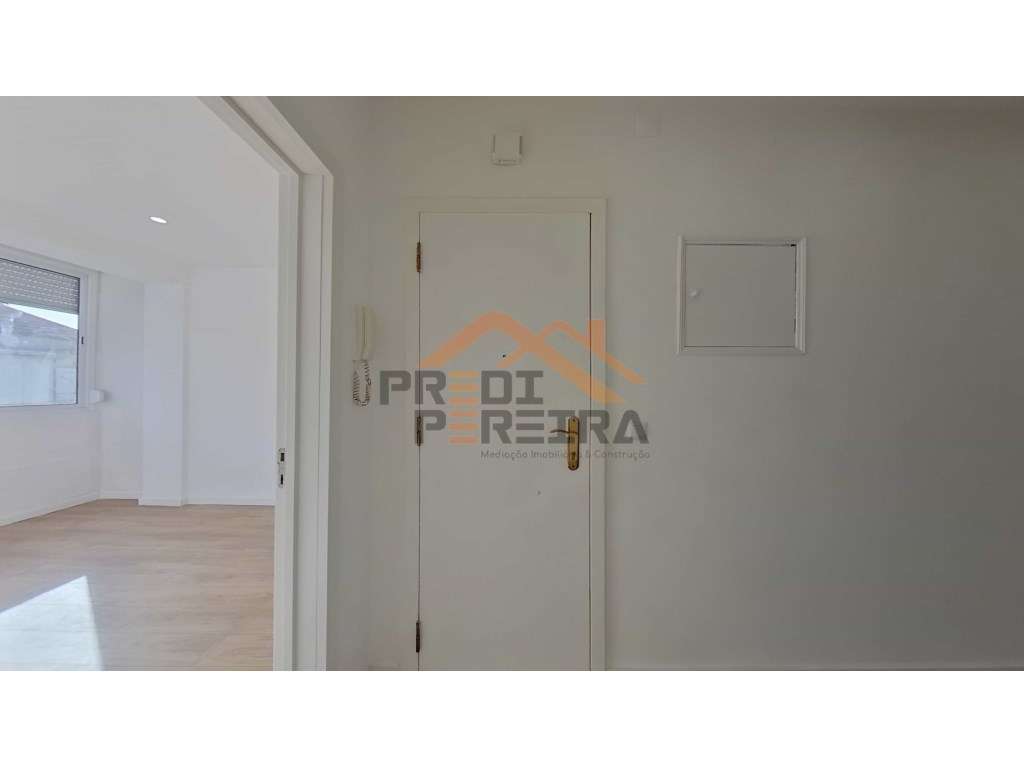 T2+1 (sótão) remodelado, perto do Metro da Amadora. - Grande imagem: 2/26
