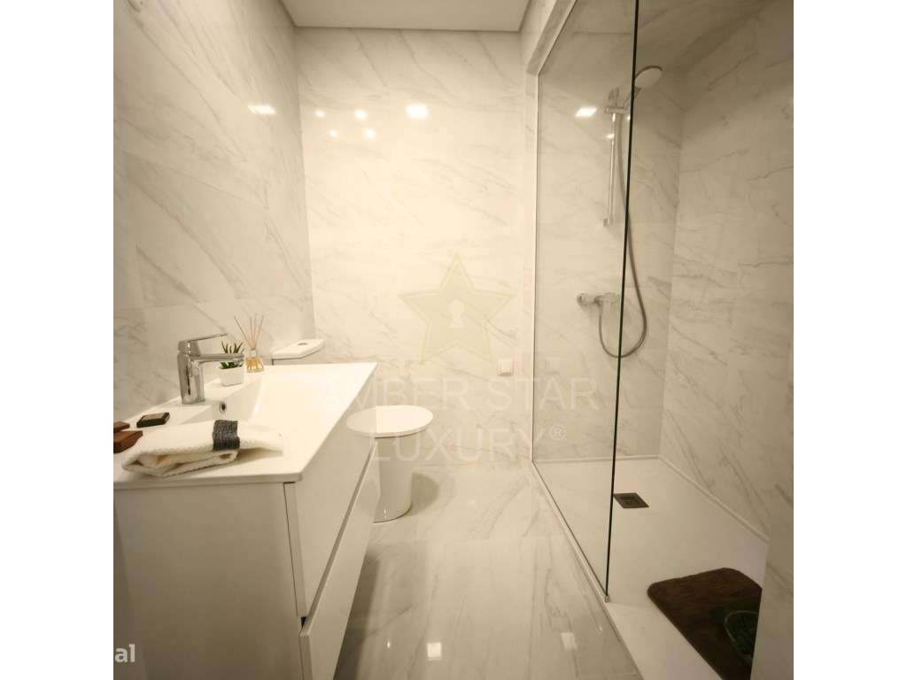 Apartamento T3 Renovado em Benfica com Excelente Luz Natural-14