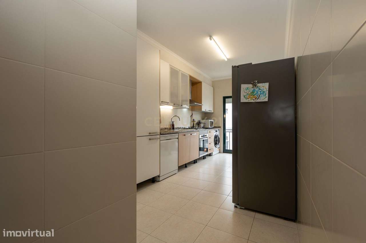 Apartamento T3 com áreas generosas-12