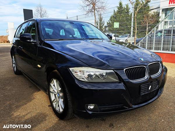 BMW Seria 3 320d DPF Touring Aut. - 2