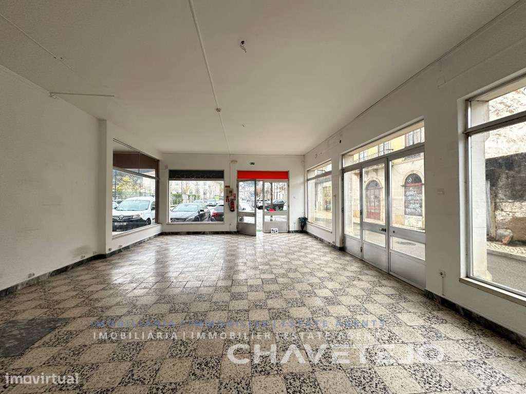 Loja com 78 m2 e boas montras perto de serviços e transportes públi... - Grande imagem: 2/7