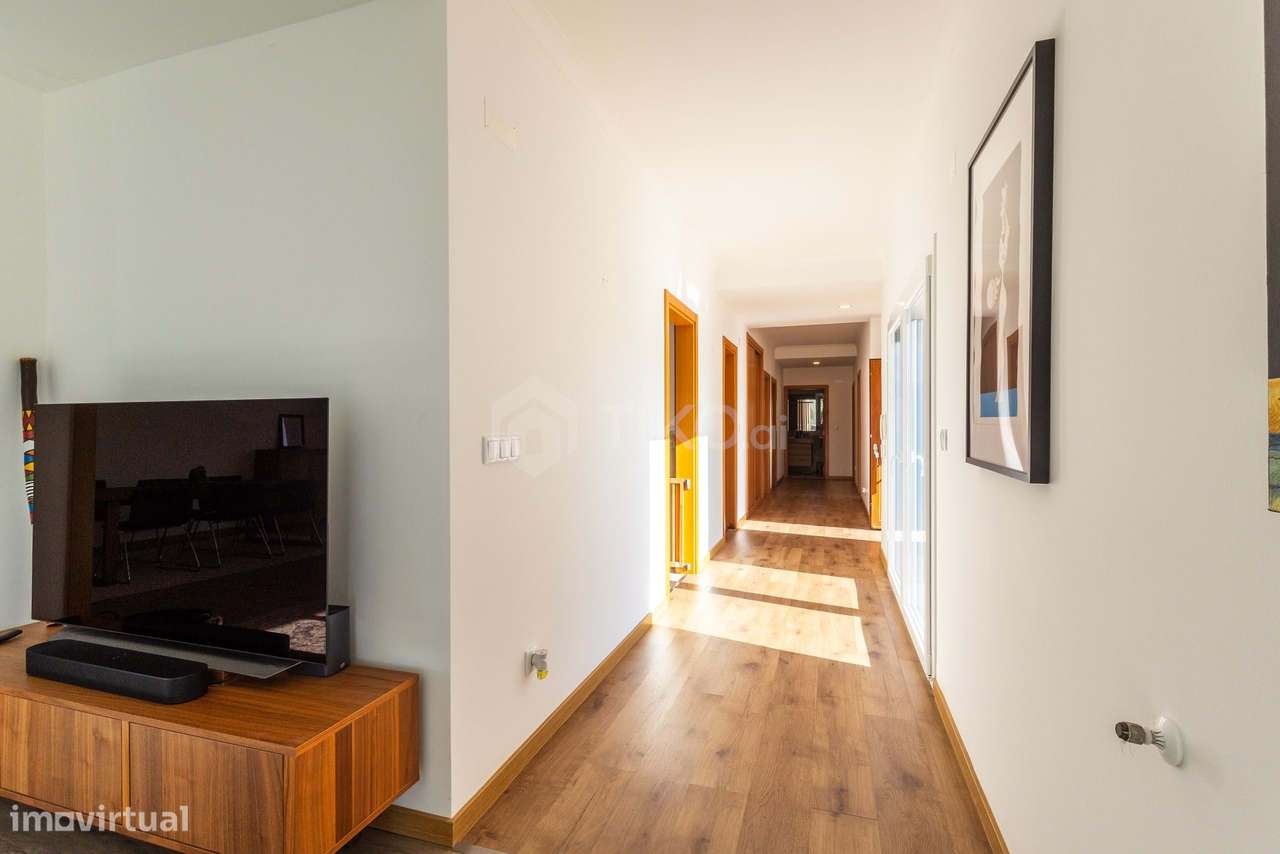 MORADIA T4 218M² EM TERRENO 1.044M² COM PISCINA EM CONDOMÍNIO GOLFE SA-40