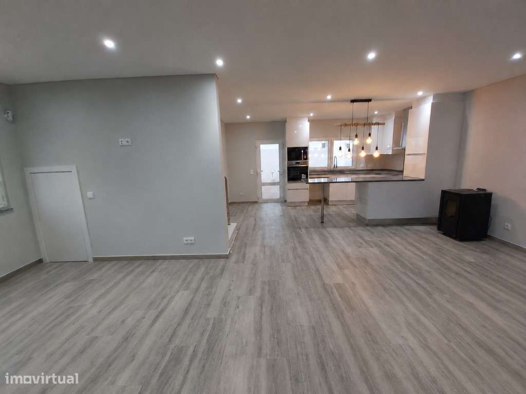 Moradia isolada T3+2, com garagem, jardim e piscina.-6