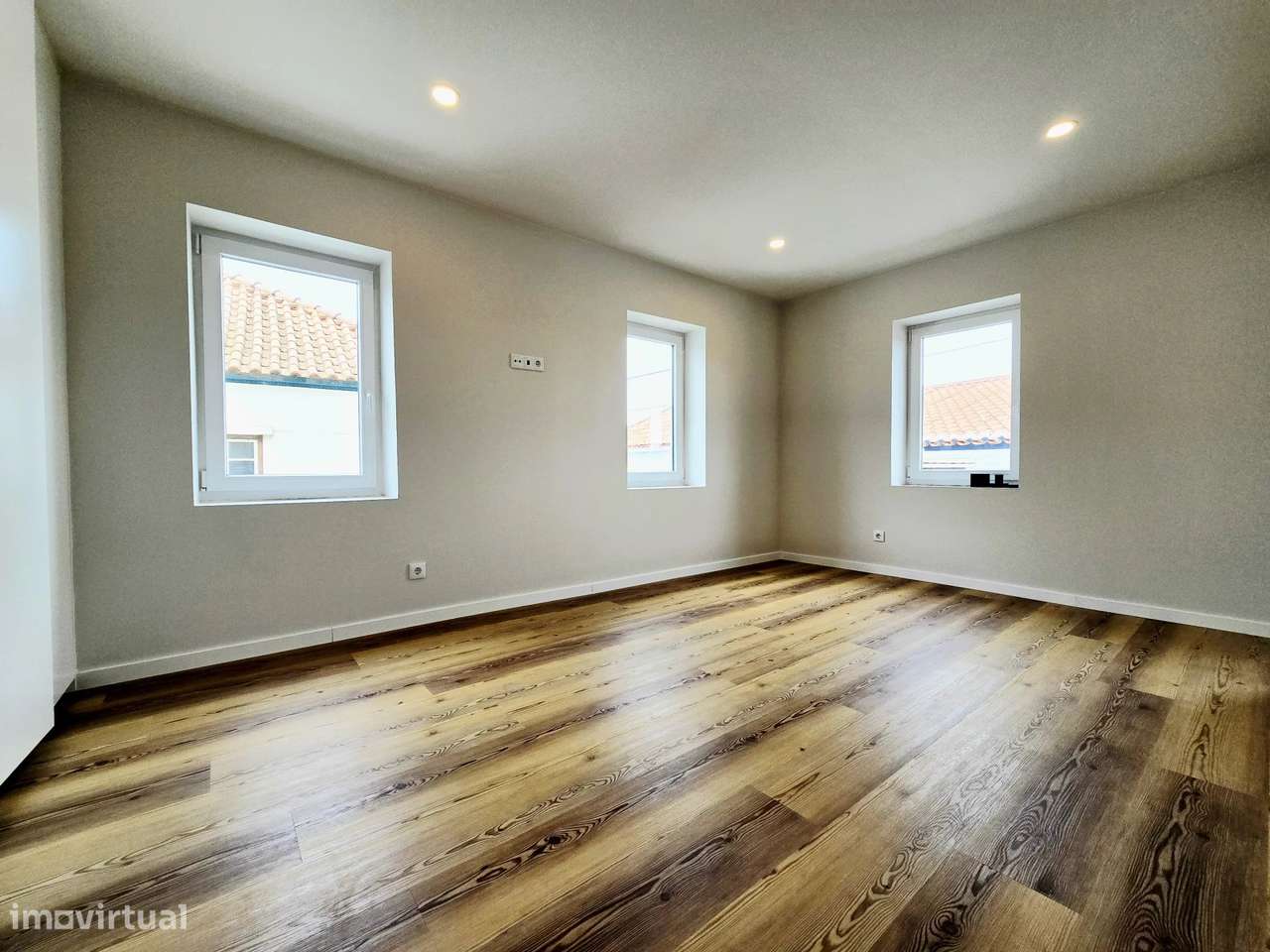 A casa onde o seu futuro começa – Moradia T3 remodelada, moderna e lum-36