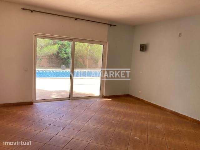 LUXUOSA VILLA V4  DE ARQUITETURA MODERNA COM PISCINA SITUADA NA ZONA D-31