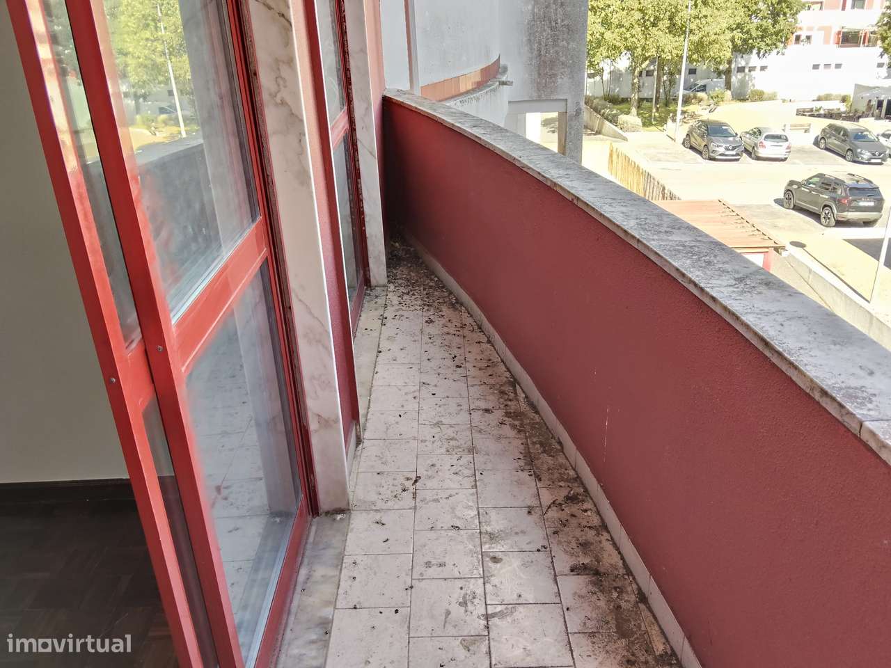 Apartamento T2 com 100m2 em algueirão-19