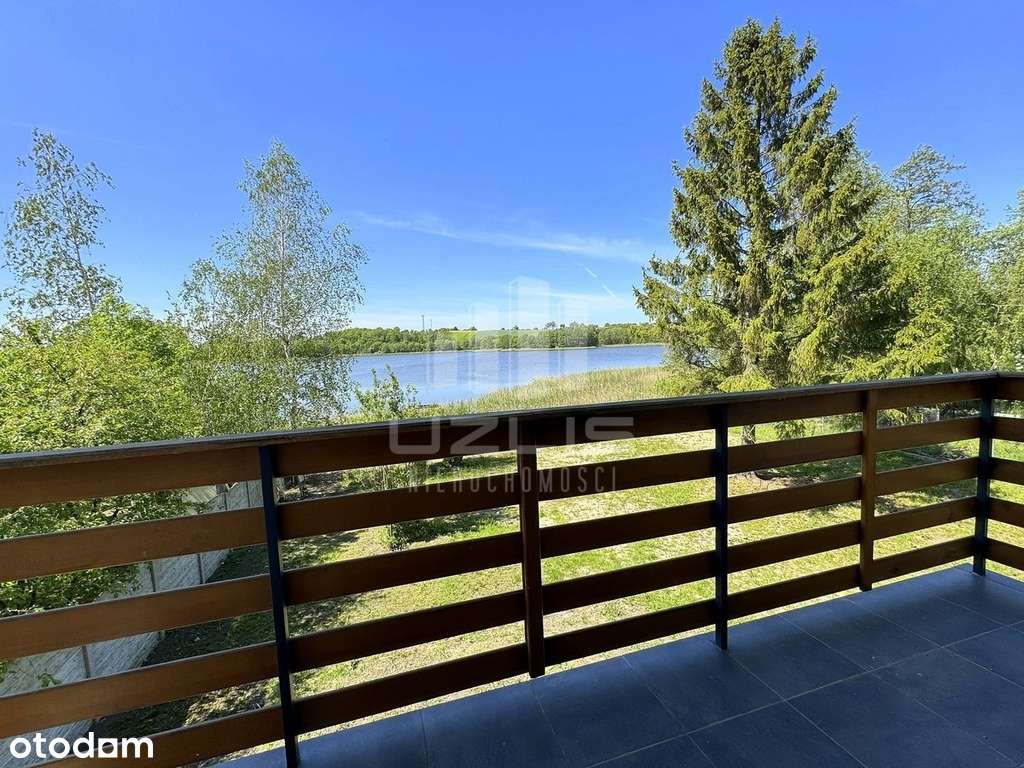 Dom nad jeziorem z linią brzegową-5