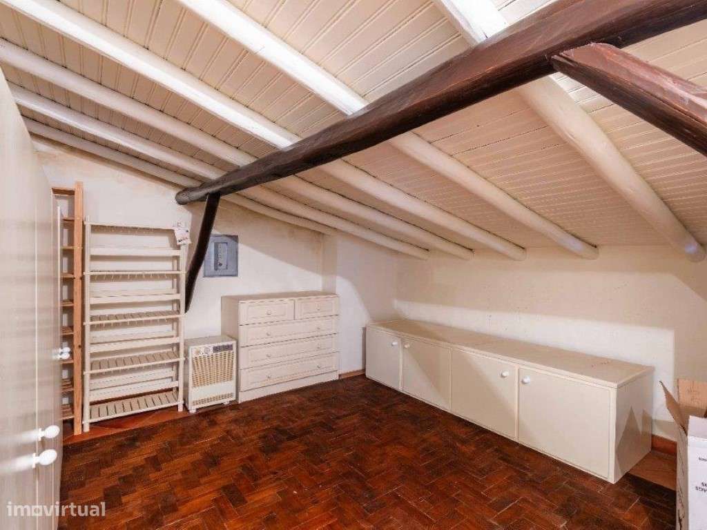 Moradia 5 quartos (V4+1) estilo tradicional com piscina perto do ce...-10