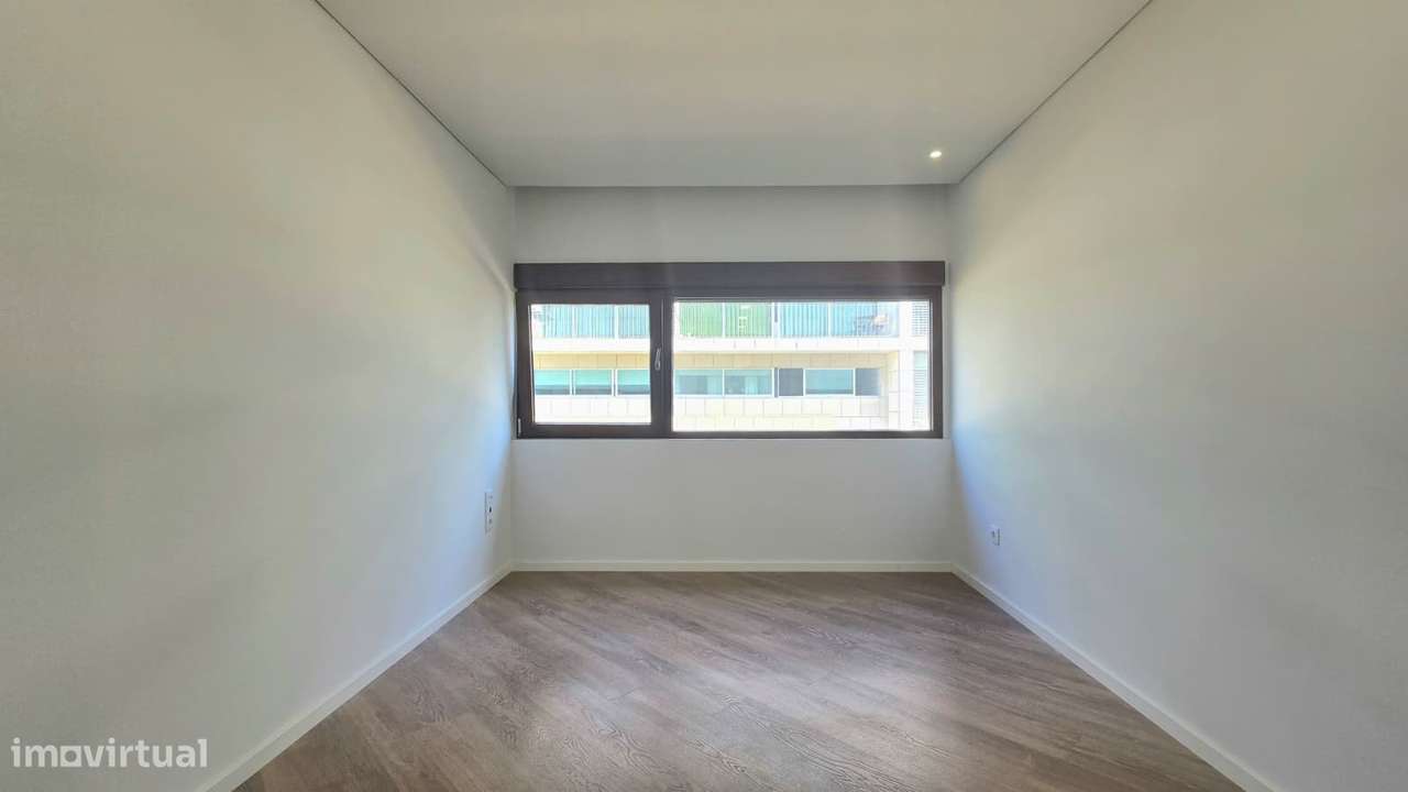 T2 semi-novo c/ varanda e box fechada - Baguim do Monte-11