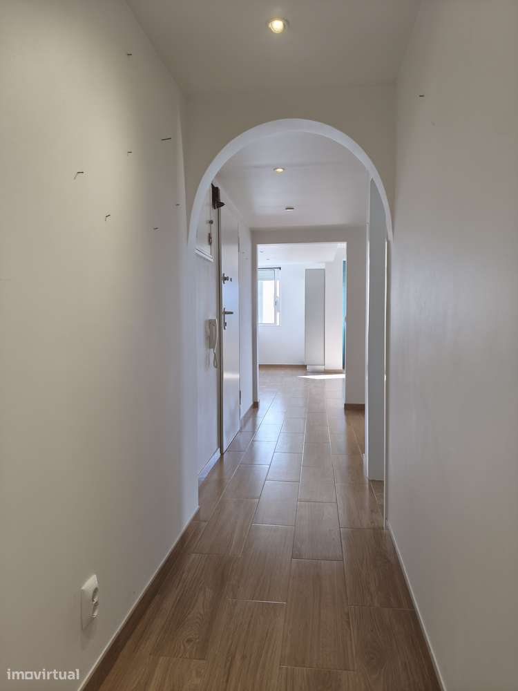 T2 Bem Conservado na Rua José Cardoso Pires, Areias, Estoril.-15