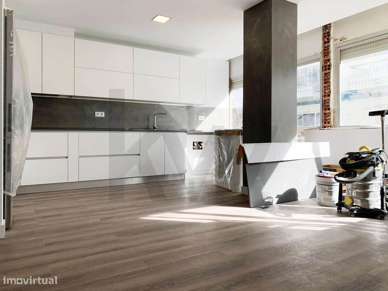 Apartamento T2 com 2 casa de banho Totalmente Remodelado em Queijas - Grande imagem: 2/16