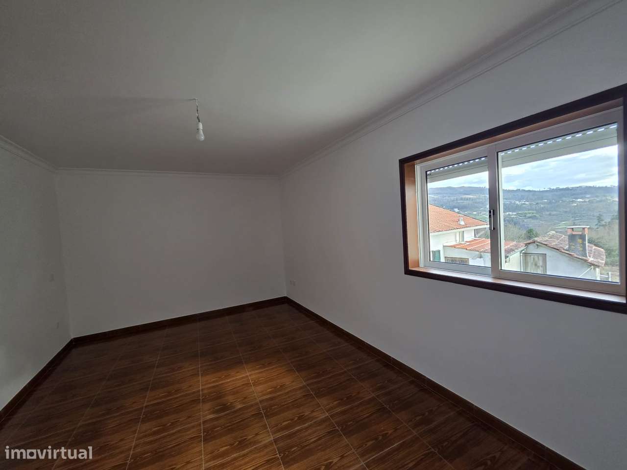 Moradia T2 com terraço e garagem nos subúrbios-11