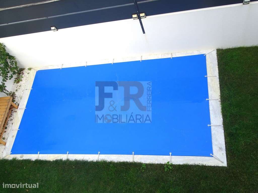 Semi-Nova Geminada Duplex T3 com Piscina Fernão Ferro-59