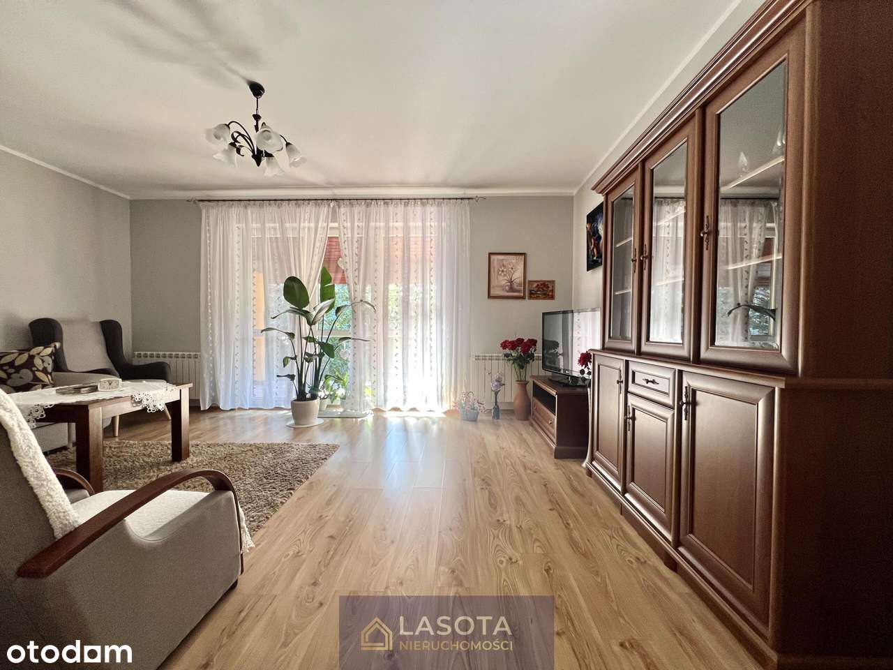 Dwa domy na działce 2525 m² - Idealna Inwestycja z podziałem-1