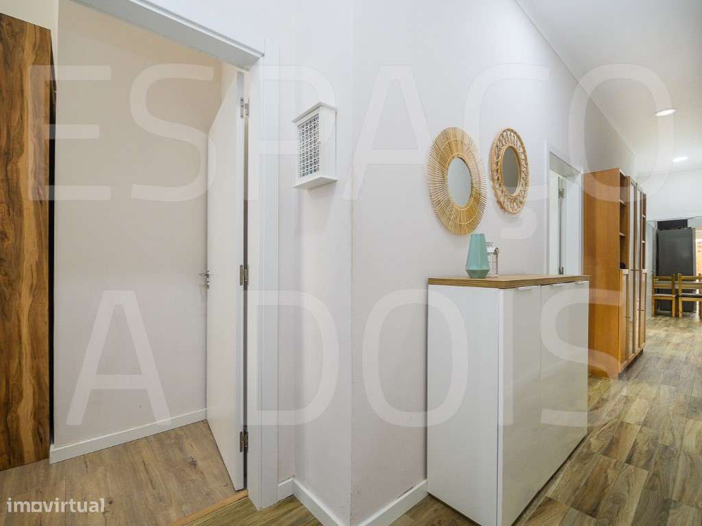 Amadora Centro | T3 Remodelado com 2 Suites e um Fantástico Logrado...-35