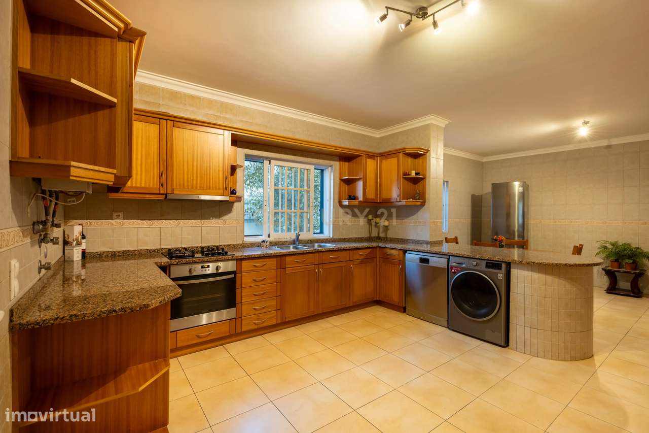 Espaço, conforto e qualidade — Moradia T4 no Vale da Rosa-1