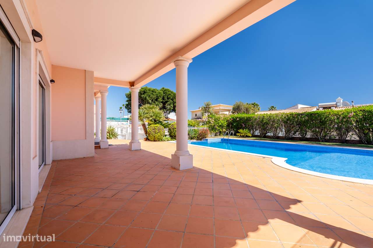 Moradia Isolada T4+2 com Piscina Privada-5