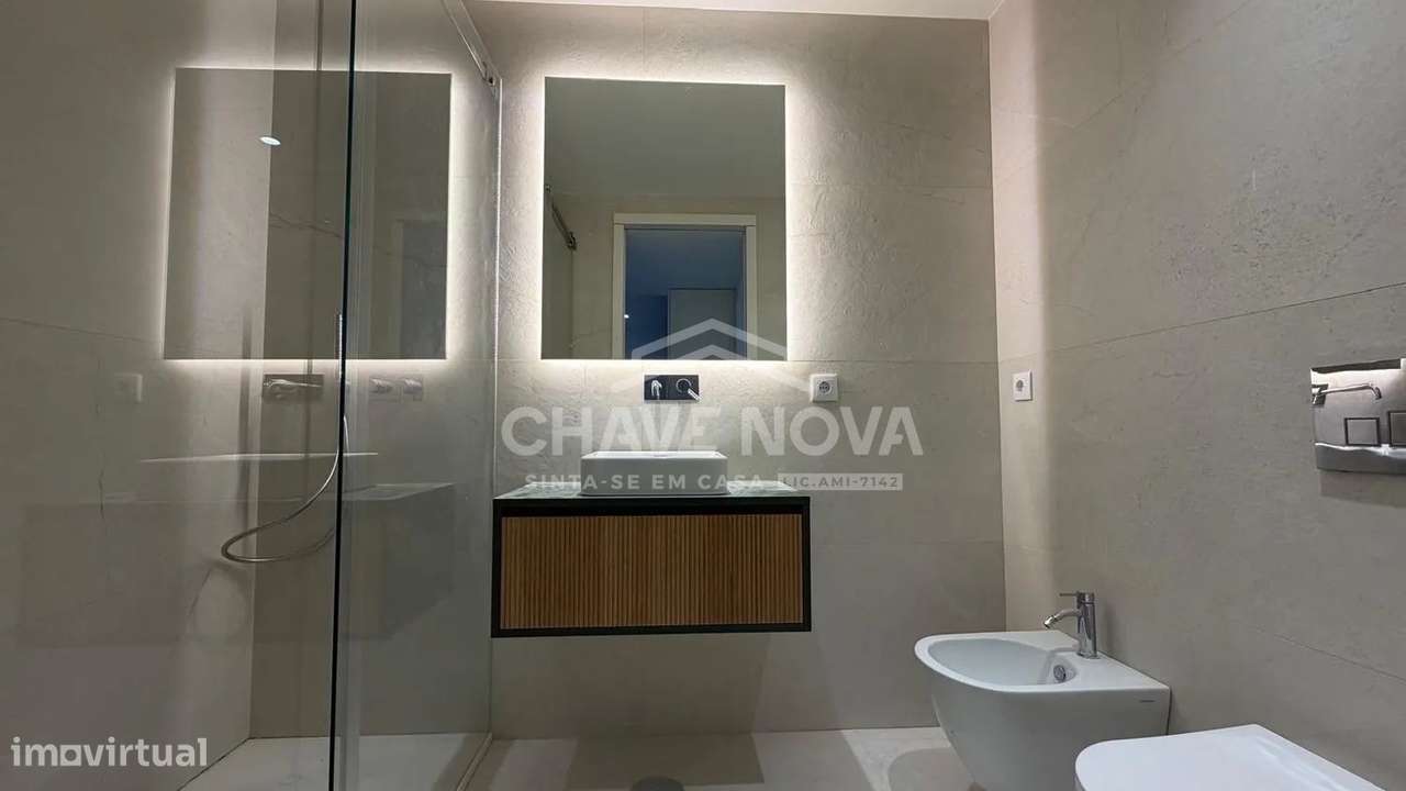 Apartamento T2 com garagem e varanda em Gaia-7