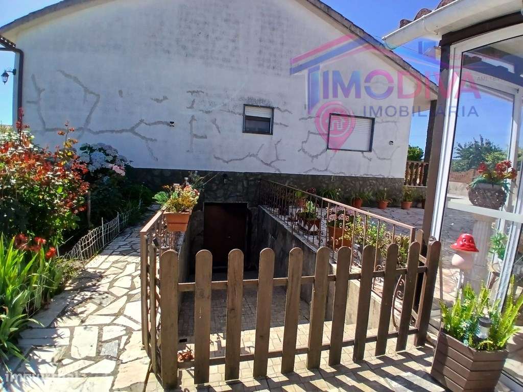 Moradia térrea T4, com churrasqueira e jardim em Arega-55