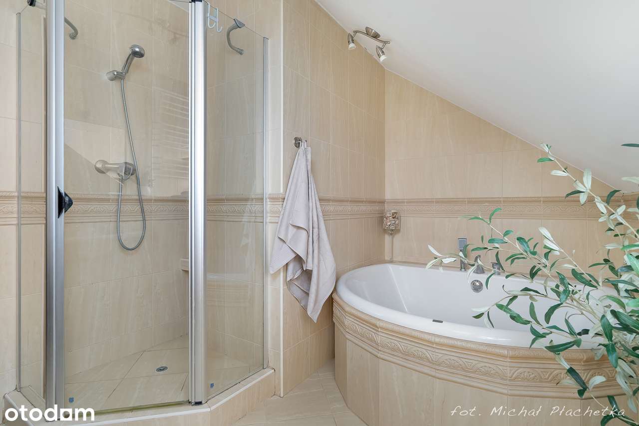 Dom z pięknym ogrodem, klimatyzacją, fotowoltaiką.-10