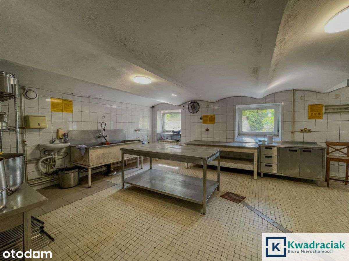 Budynek komercyjny 487 m² z garażami – Jasło, tere-11