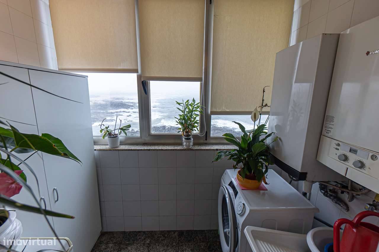 T2 no Último Piso | Condomínio Privado com Piscina | Vista Mar-20