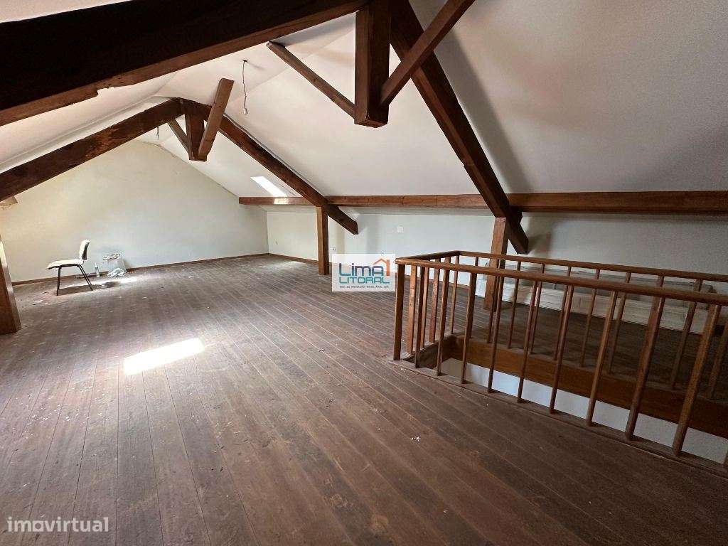 Prédio devoluto para habitação e comércio - Zona Histórica de Leiria-23