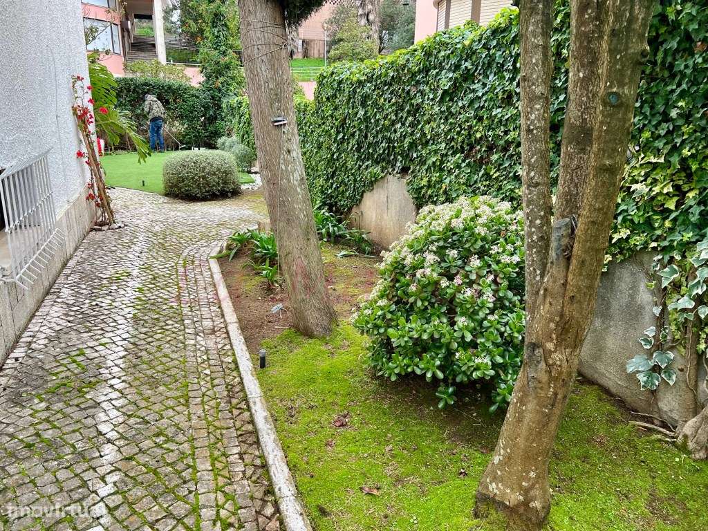 Moradia V4 Duplex no Centro de Loures-48